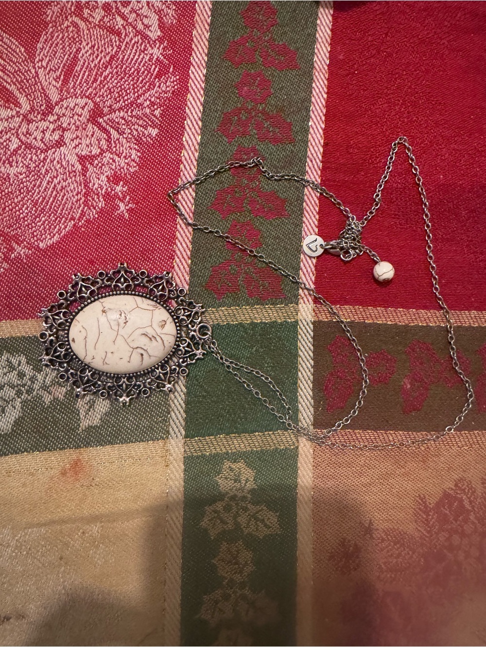 Vintage-Style White Stone Filigree Pendant Necklace